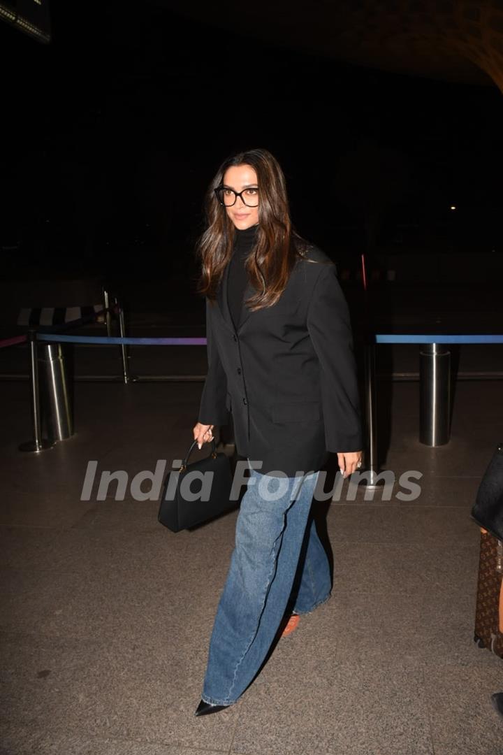 Deepika Padukone snapped at the Mumbai airport 