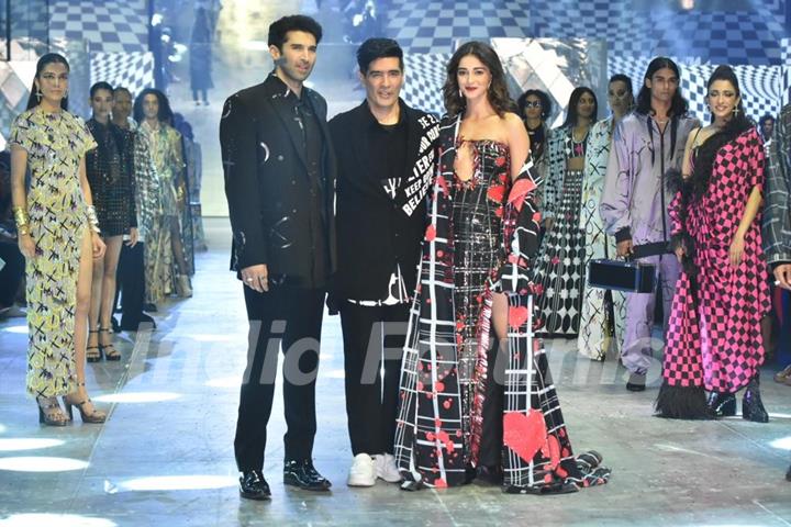 Aditya Roy Kapur and Ananya Panday walk for Manish Malhotra at the grand finale of Lakme Fashion Week 2023