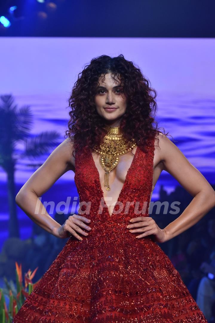 Taapsee Pannu walk the ramp at Lakme Fashion Week 2023 – Day 3