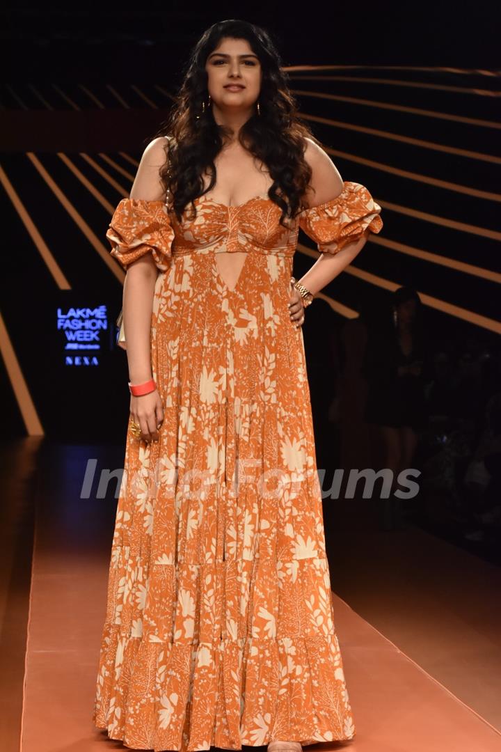 Anshula Kapoor walk the ramp at Lakme Fashion Week 2023 – Day 3