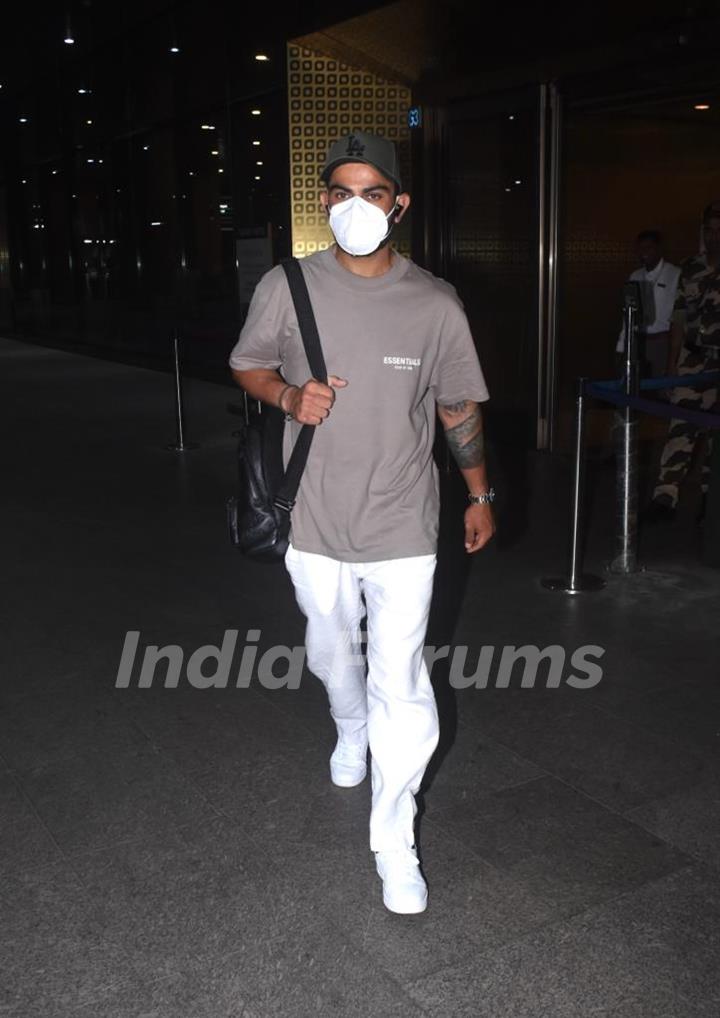 Virat Kohli snapped at the Mumbai airport 