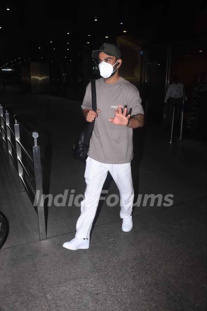 Virat Kohli snapped at the Mumbai airport 