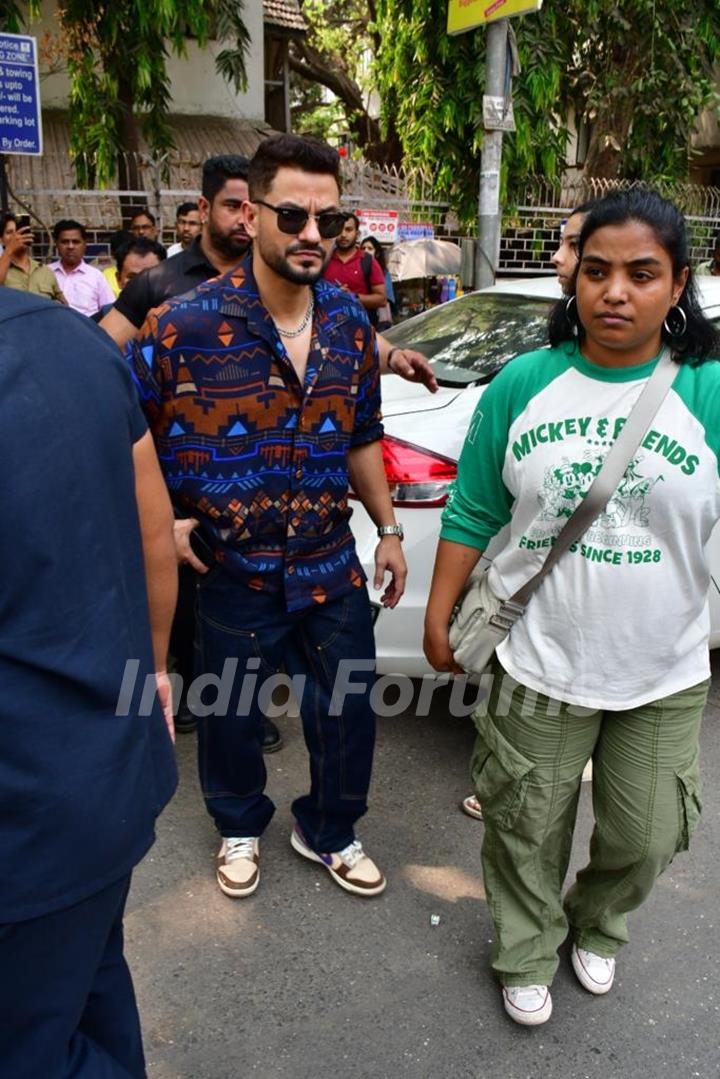 Kunal Kemmu snapped promoting their upcoming film Kanjoos Makhichoos in the city 