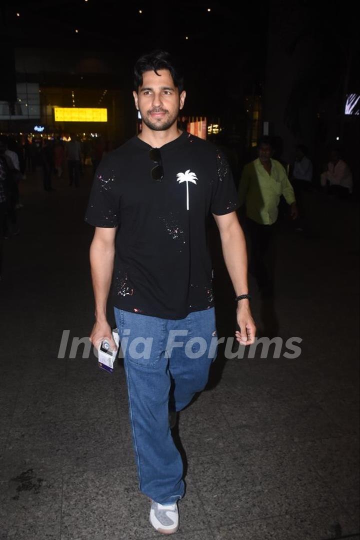 Sidharth Malhotra snapped at the Mumbai airport 
