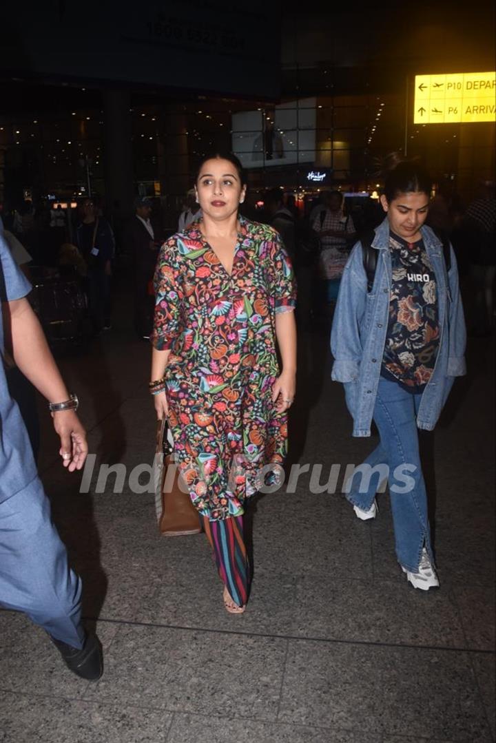 Vidya Balan snapped at the Mumbai airport 