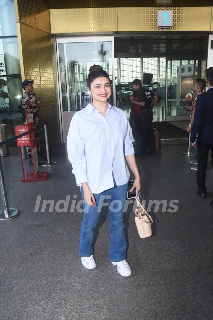 Prachi Desai snapped at the Mumbai airport 