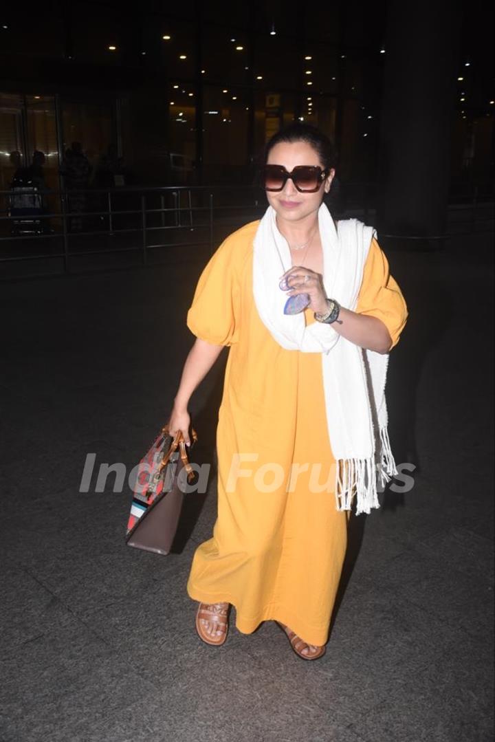 Rani Mukerji snapped at the Mumbai airport 