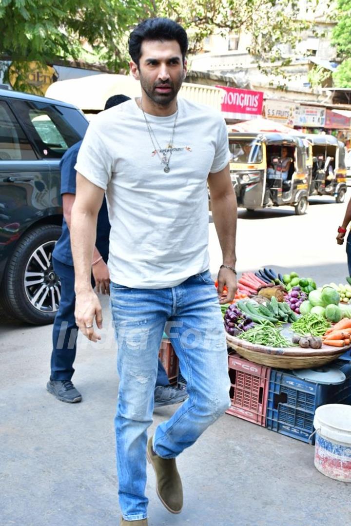 Aditya Roy Kapur snapped in Khar