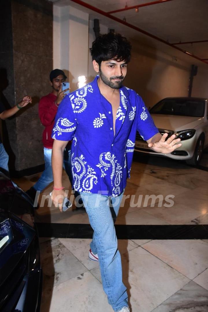 Kartik Aaryan snapped at Manish Malhotra house in Bandra