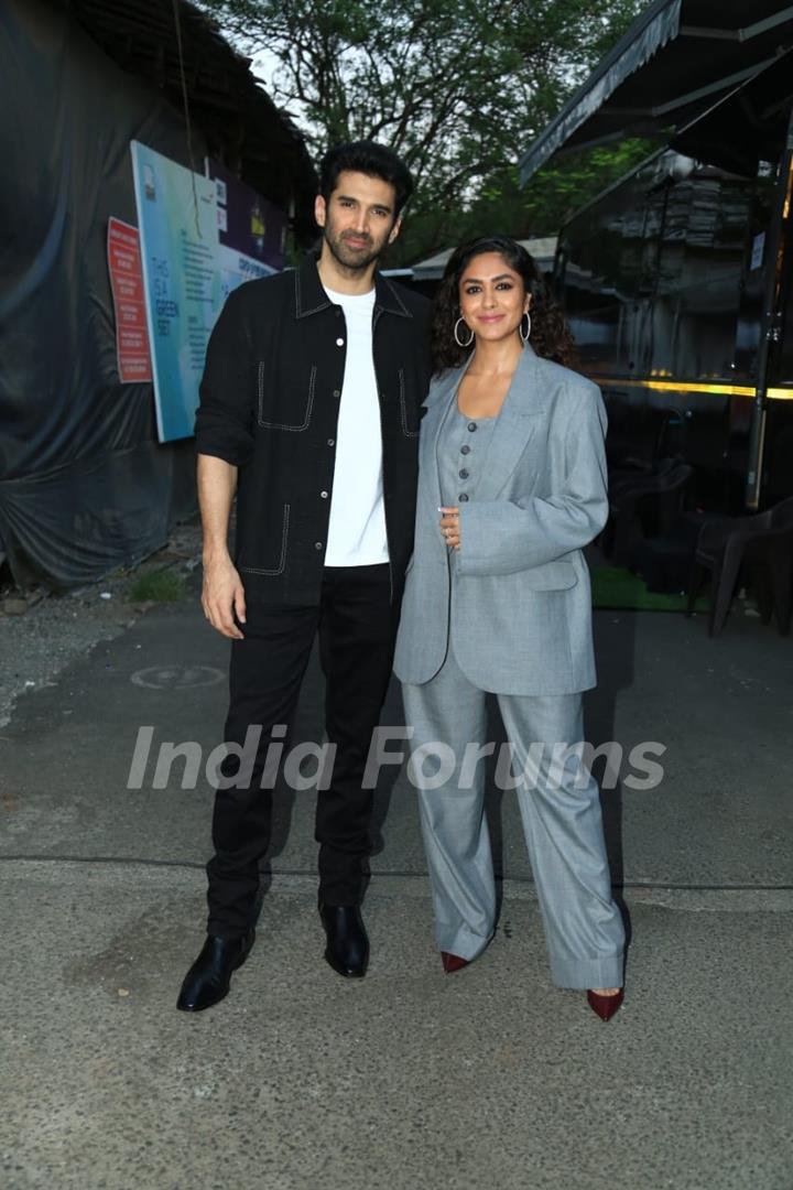 Aditya Roy Kapur and Mrunal Thakur snapped promoting their upcoming film Gumraah on the set of The Kapil Sharma Show 