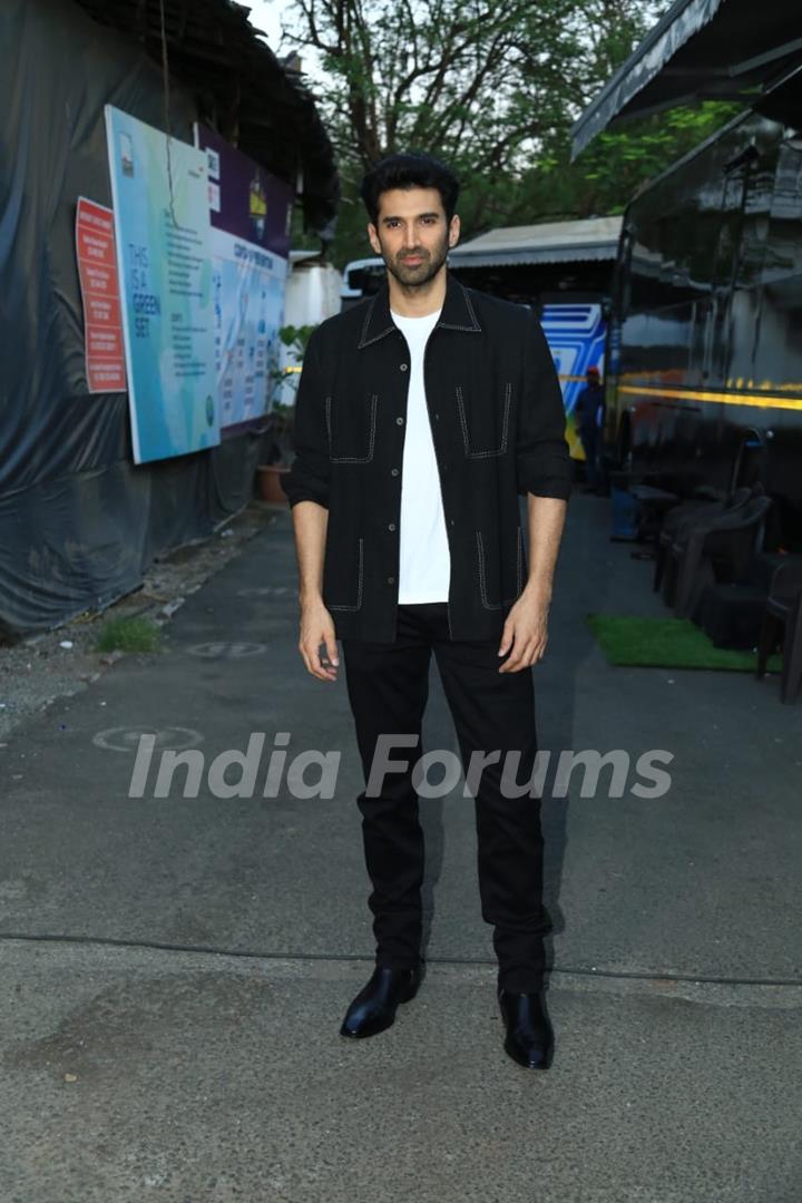 Aditya Roy Kapur snapped promoting upcoming film Gumraah on the set of The Kapil Sharma Show 