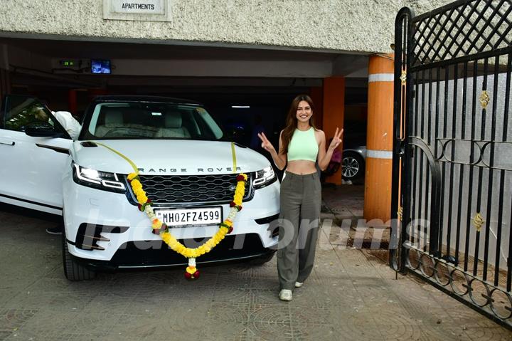 Kriti Kharbanda snapped with her new car 