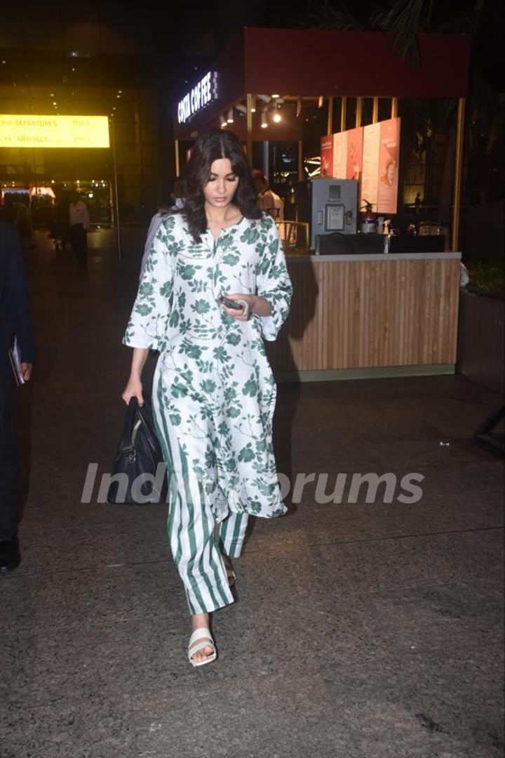 Diana Penty snapped at the Mumbai airport 