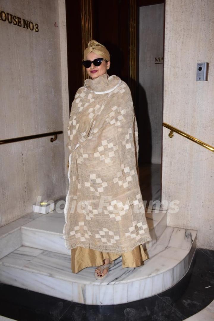 Rekha snpped at Manish Malhotra house in Bandra