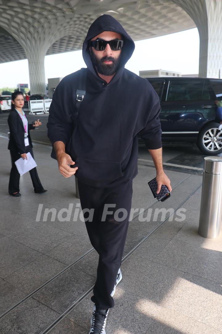 Ranbir Kapoor snapped at the Mumbai airport 