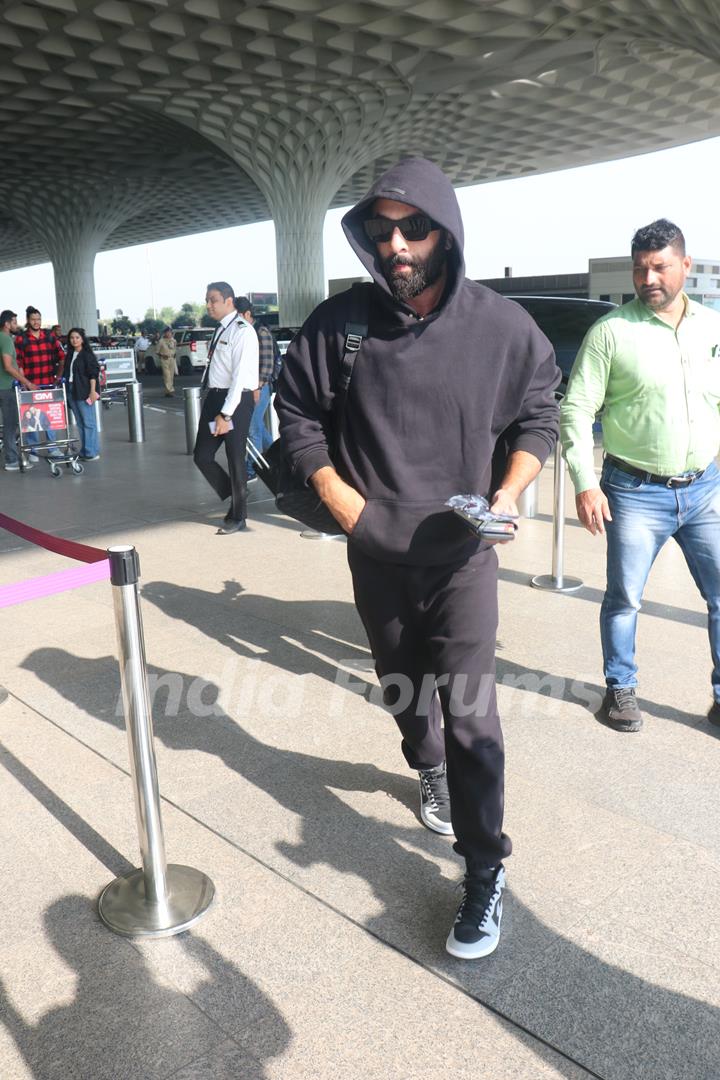 Ranbir Kapoor snapped at the Mumbai airport 