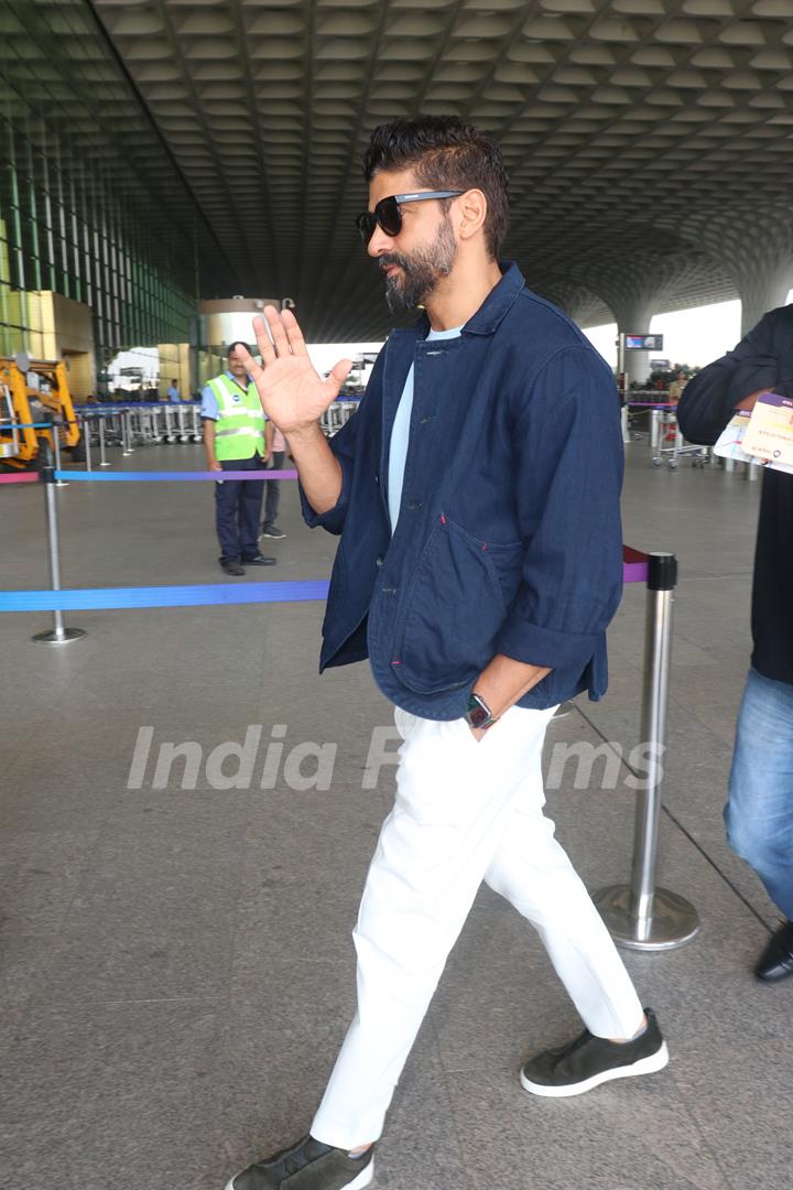 Farhan Akhtar snapped at the Mumbai airport 