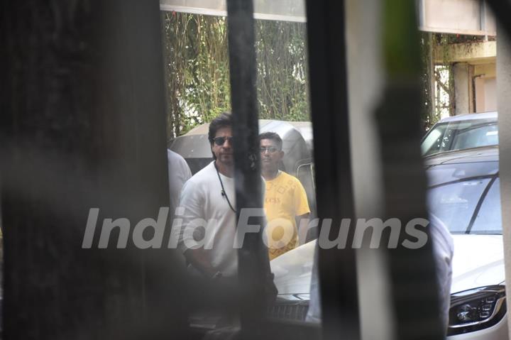 Shah Rukh Khan snapped at Aditya Chopra’s house to pay last respects to Pamela Chopra