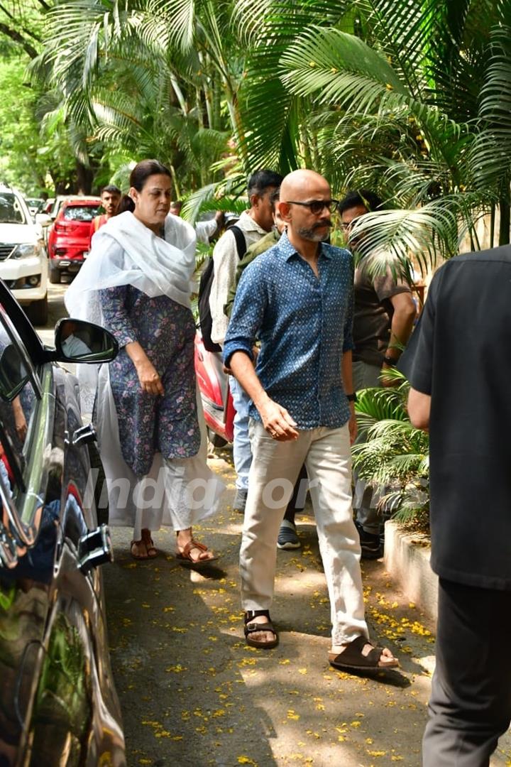 Shah Rukh Khan, Aryan Khan, Vicky Kaushal, Karan Johar & others snapped at Aditya Chopra’s house to pay last respects to Pamela Chopra