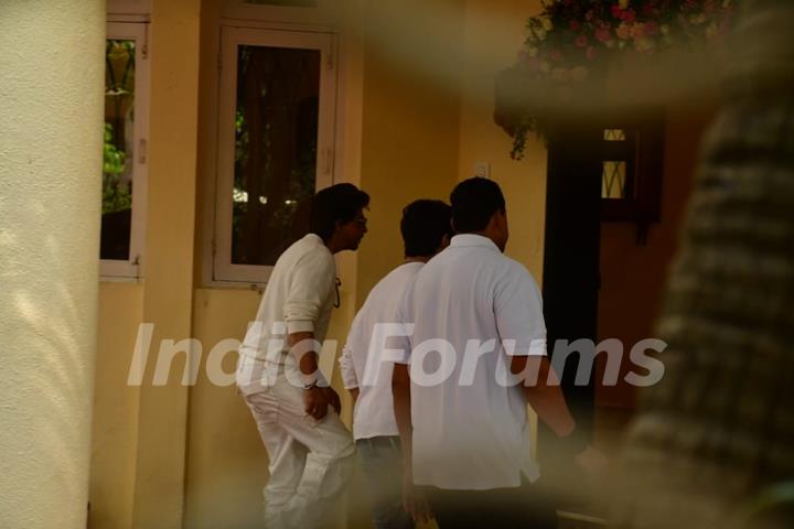 Shah Rukh Khan, Aryan Khan, Vicky Kaushal, Karan Johar & others snapped at Aditya Chopra’s house to pay last respects to Pamela Chopra