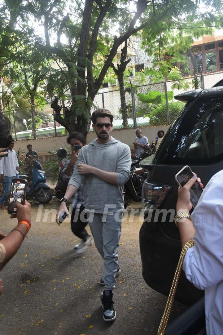 Neil Nitin Mukesh snapped at Aditya Chopra’s house to pay last respects to Pamela Chopra