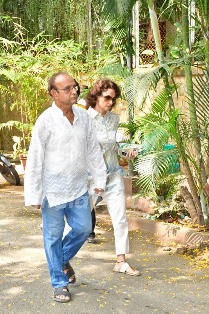 Shah Rukh Khan, Aryan Khan, Vicky Kaushal, Karan Johar & others snapped at Aditya Chopra’s house to pay last respects to Pamela Chopra