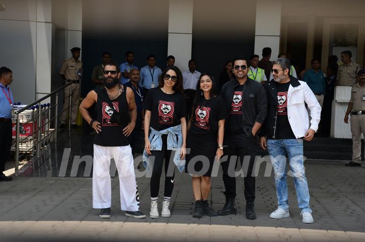 Chiyaan Vikram, Jayam Ravi, Karthi, Sobhita Dhulipala and Aishwarya Lekshmi snapped at Kalina airport to promote their film PS 2