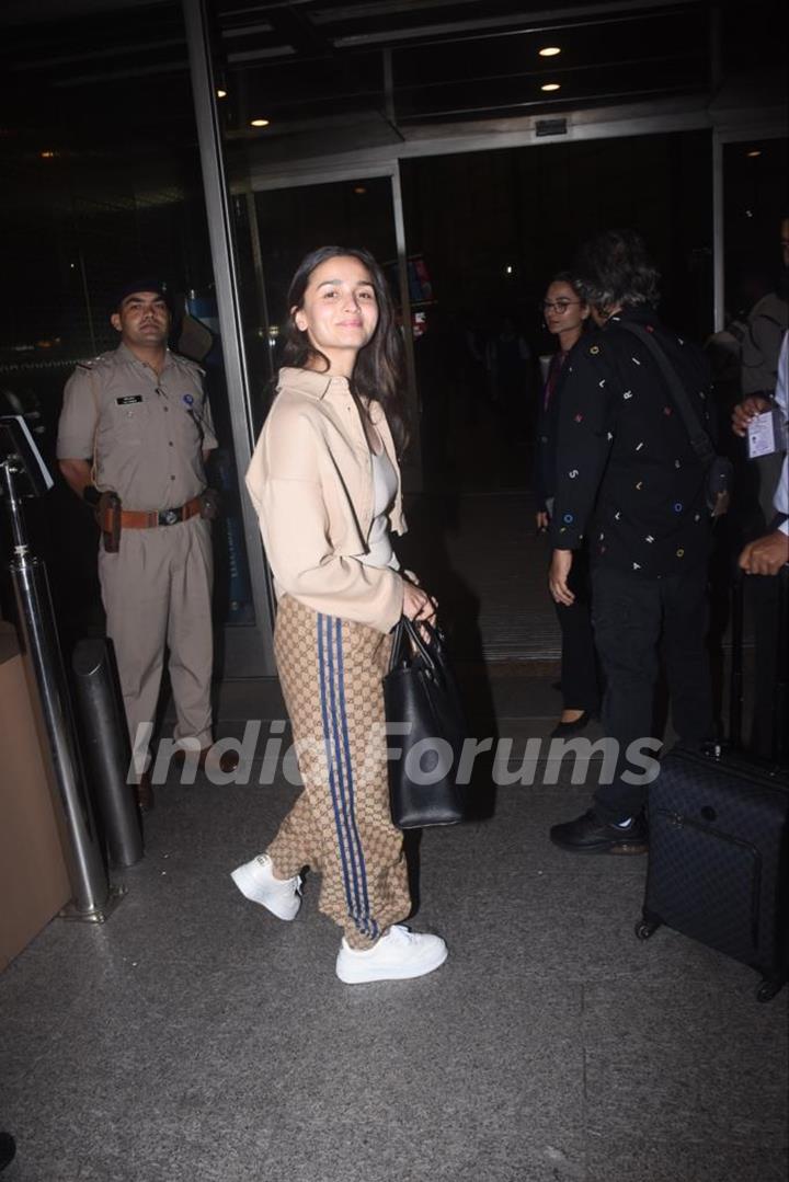 Alia Bhatt snapped at the Mumbai airport 