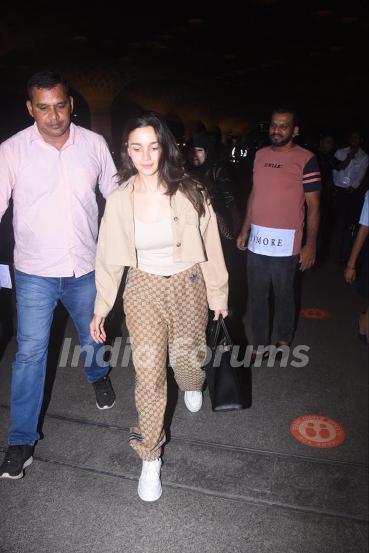 Alia Bhatt snapped at the Mumbai airport 