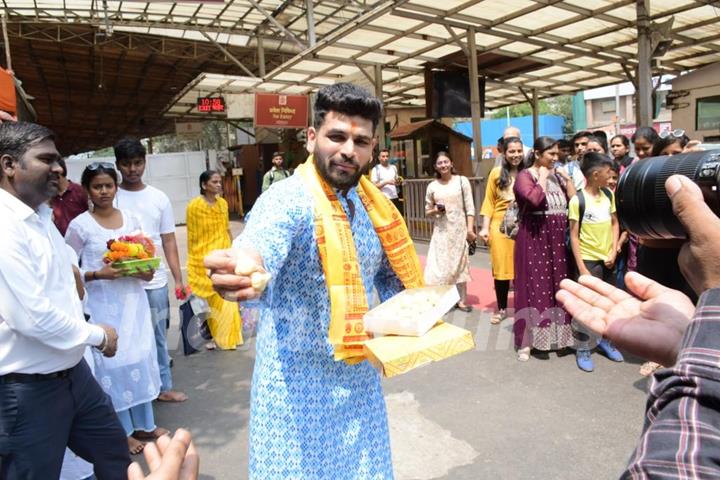 Shiv Thakare snapped at Siddhivinayak temple to seeking blessings of Bappa 