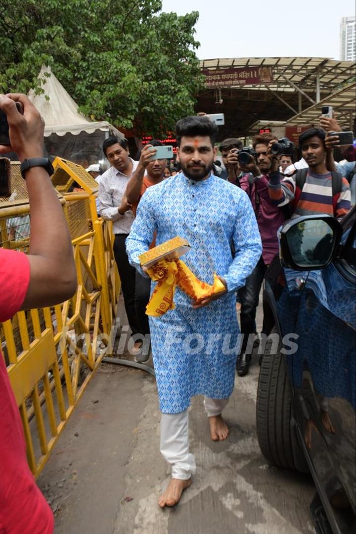 Shiv Thakare snapped at Siddhivinayak temple to seeking blessings of Bappa 