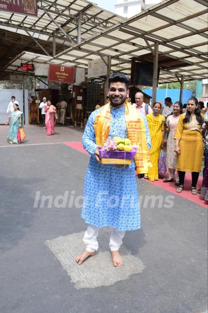 Shiv Thakare snapped at Siddhivinayak temple to seeking blessings of Bappa 