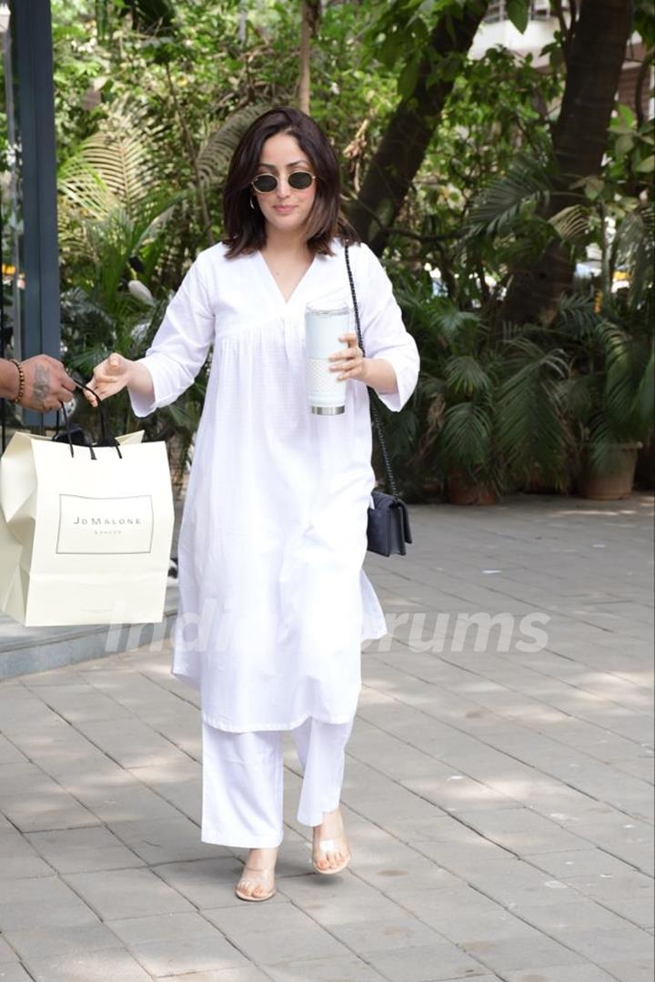 Yami Gautam snapped in Khar 