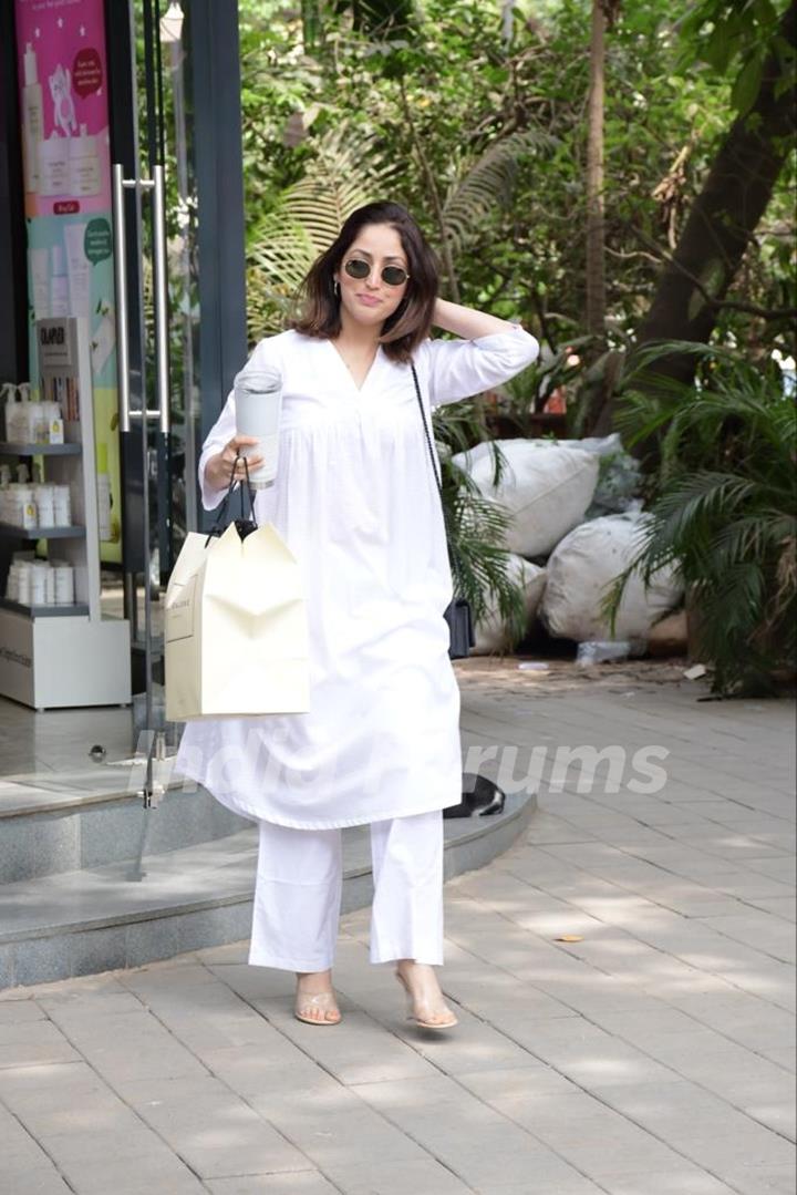 Yami Gautam snapped in Khar 