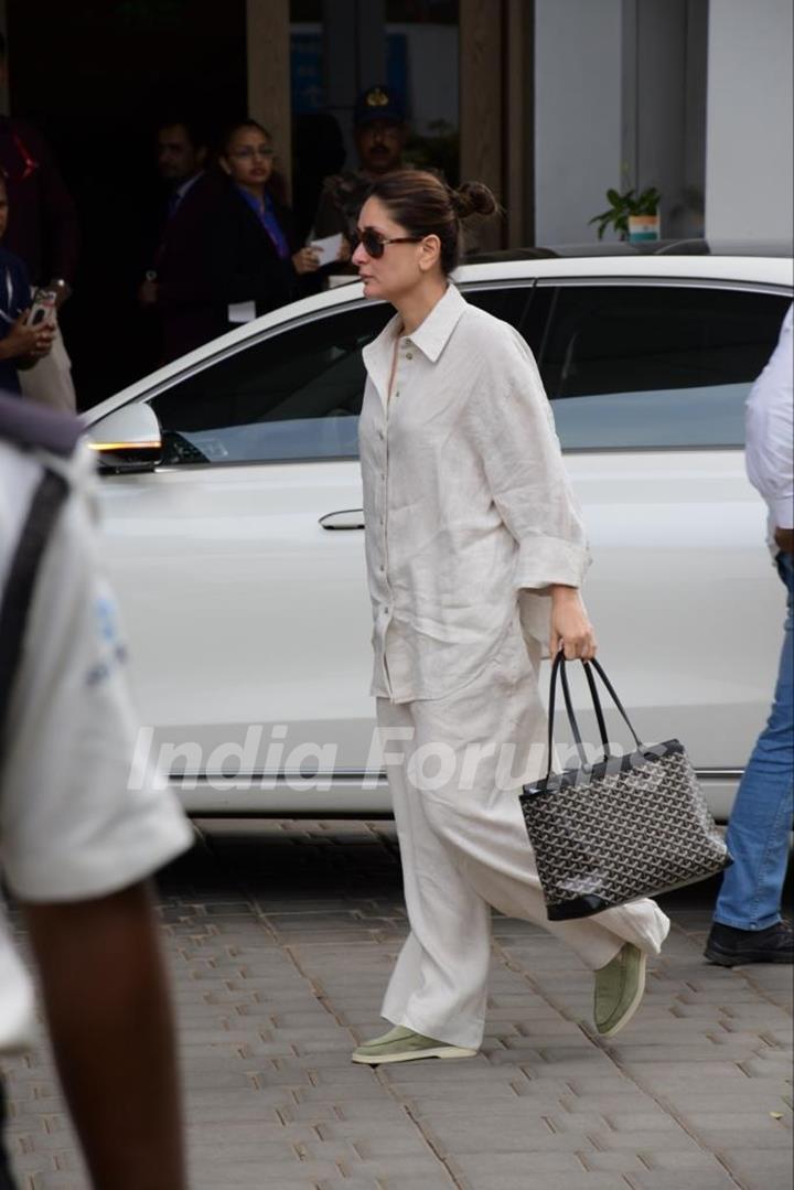 Kareena Kapoor Khan snapped at the Kalina airport 