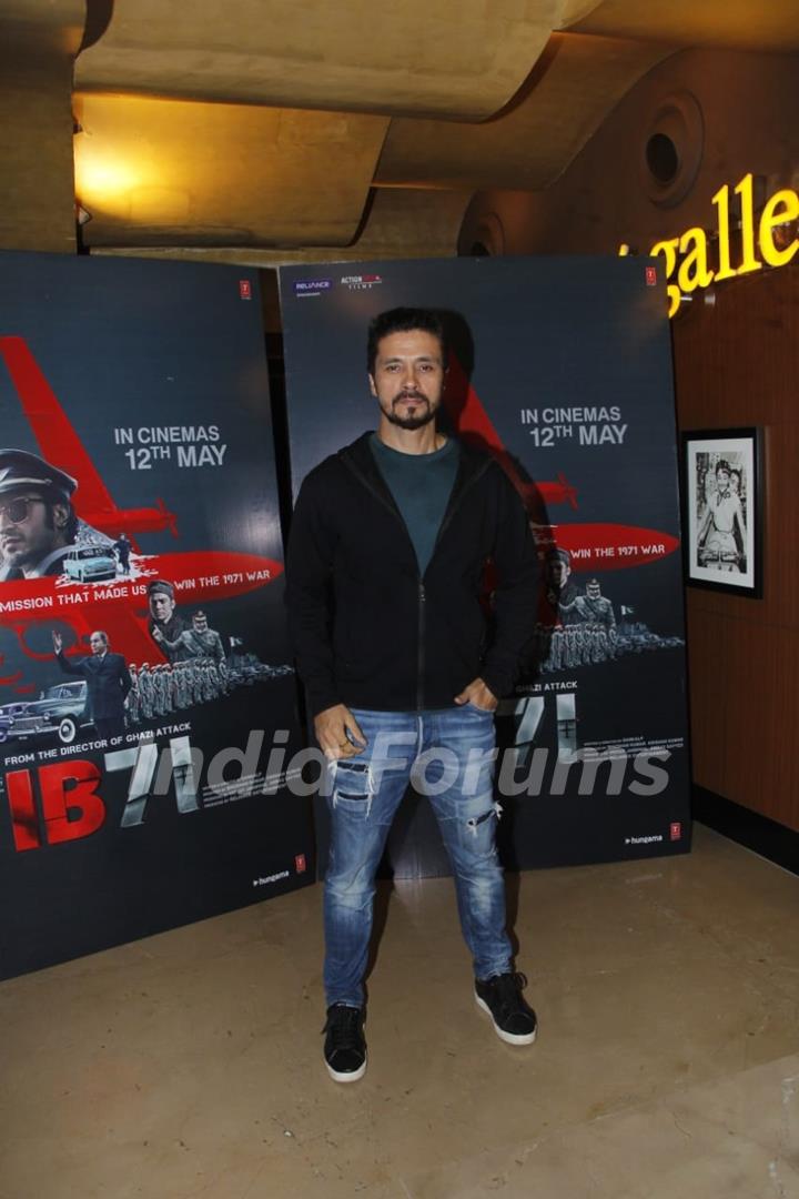  Darshan Kumaar grace the premiere of IB 71