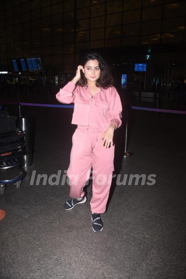 Aishwarya Sharma snapped at Mumbai airport 