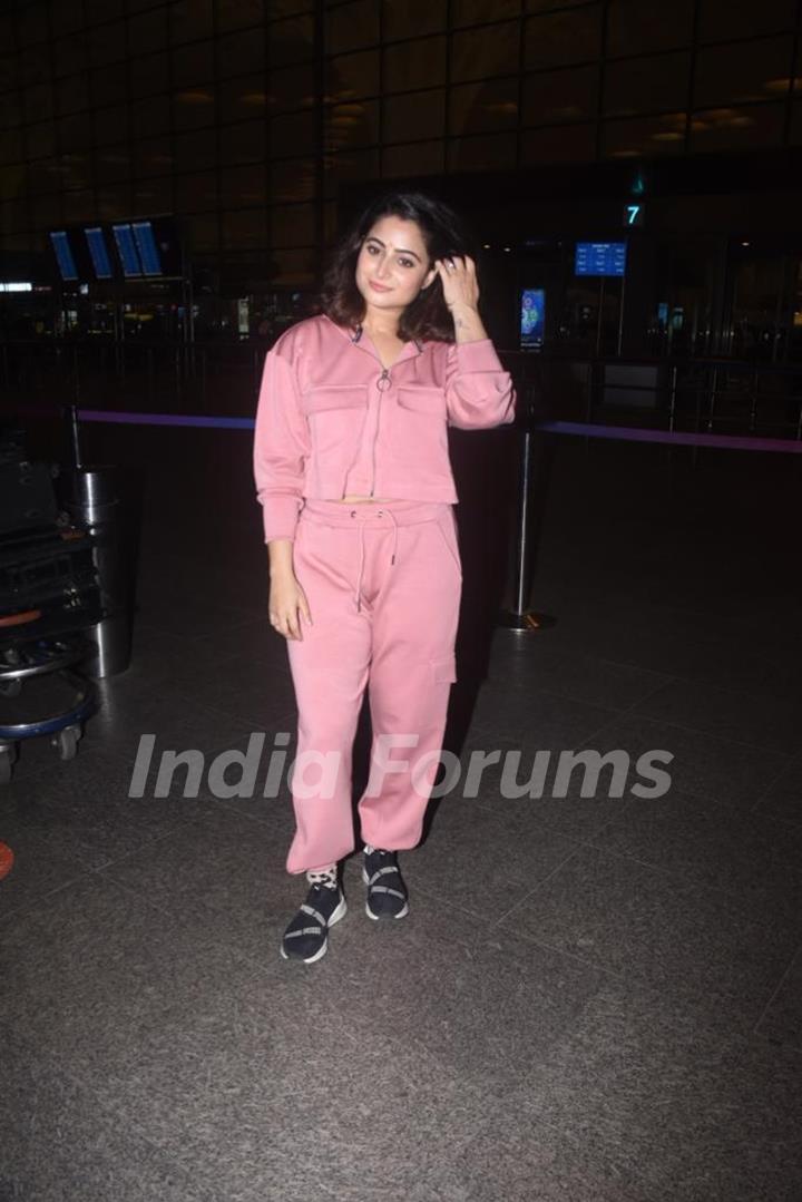 Aishwarya Sharma snapped at Mumbai airport 