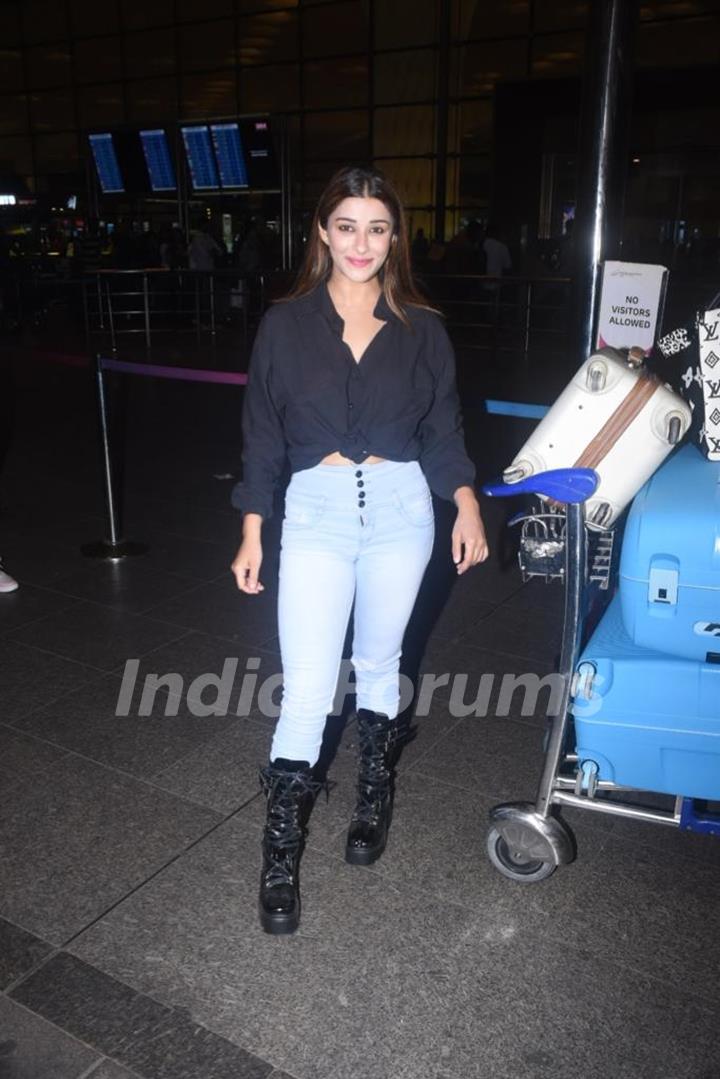 Nyrraa M Banerji snapped at Mumbai airport 