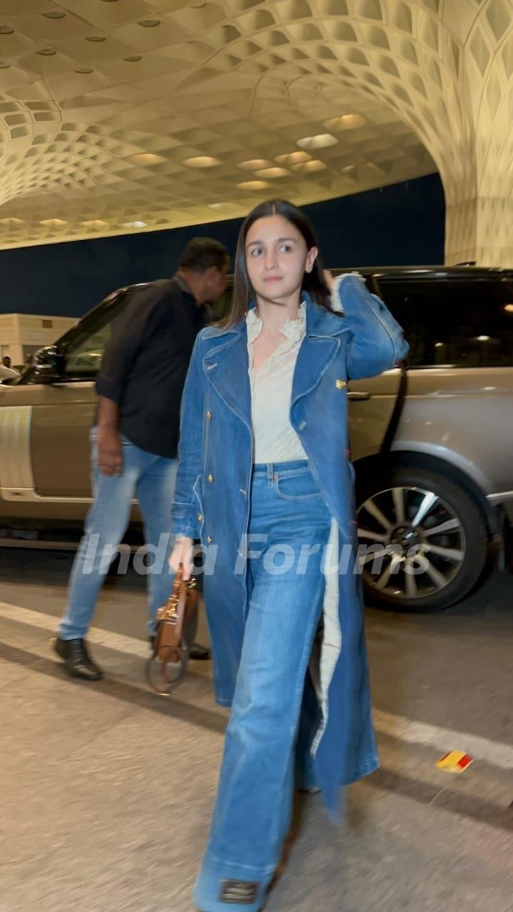 Alia Bhatt snapped at the Mumbai airport 