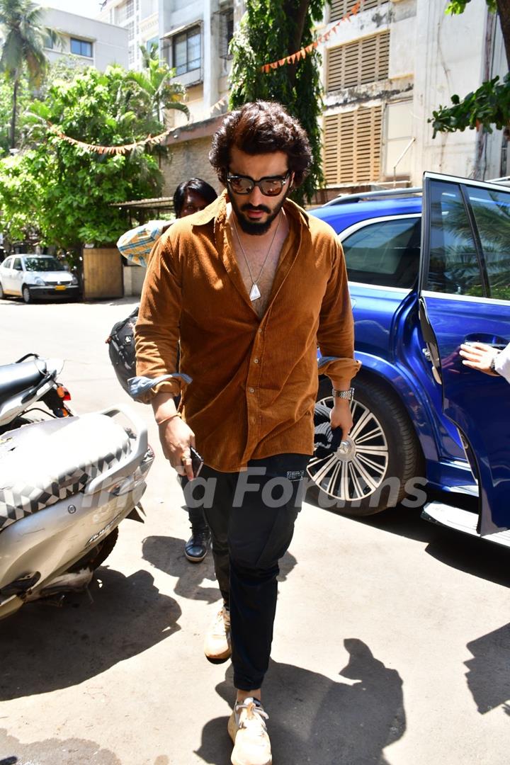 Arjun Kapoor snapped in Juhu 