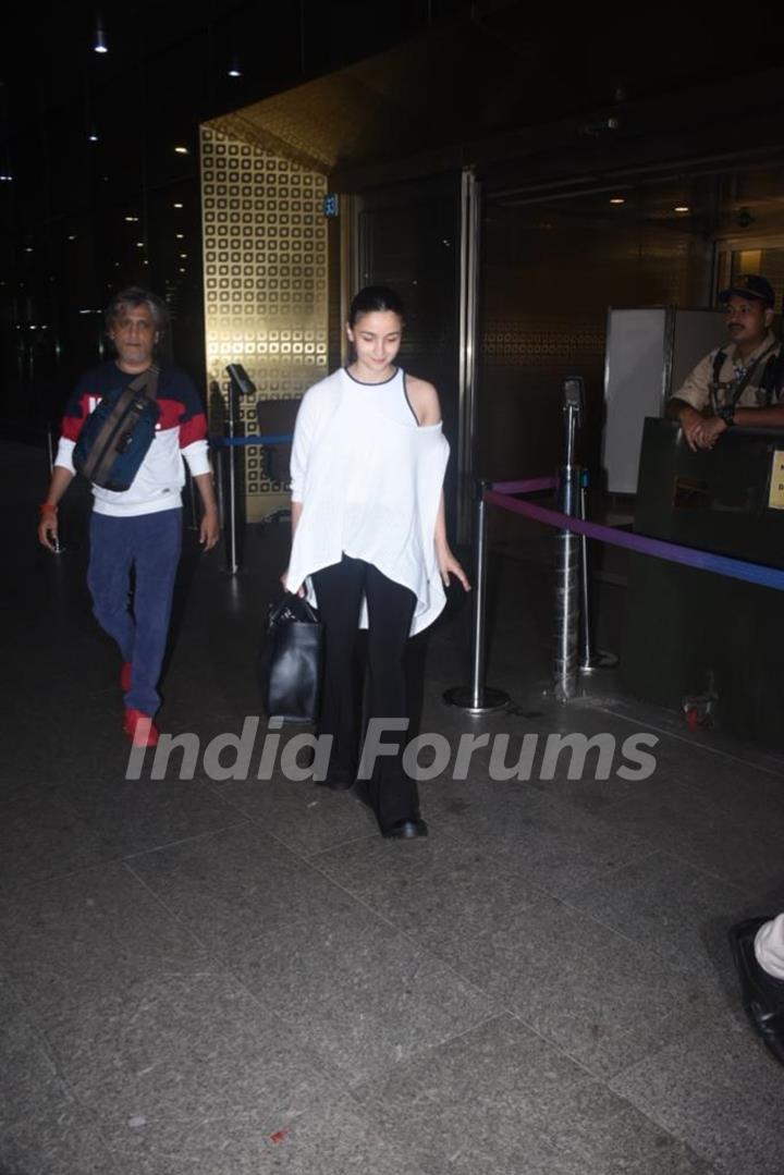 Alia Bhatt snapped at the Mumbai airport 