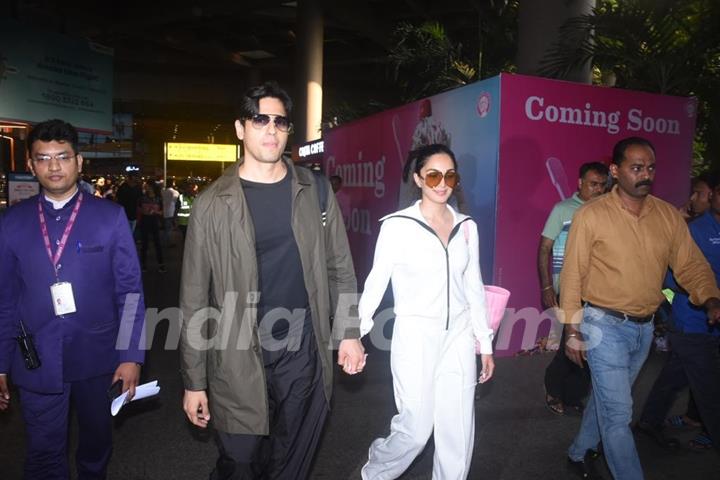 Sidharth Malhotra and Kiara Advani snapped at the Mumbai airport 