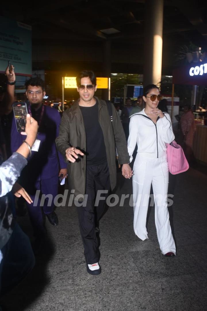 Sidharth Malhotra and Kiara Advani snapped at the Mumbai airport 