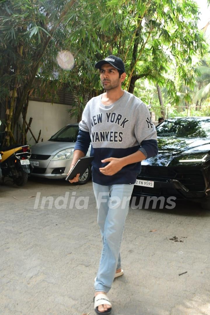 Kartik Aaryan snapped in Juhu 