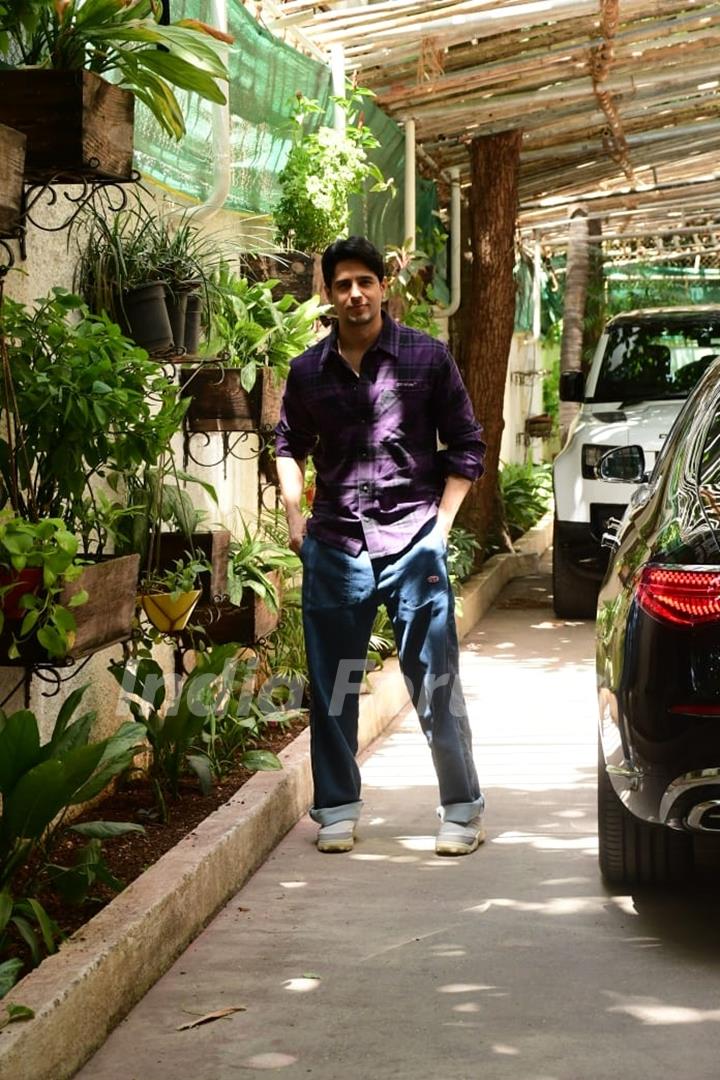 Sidharth Malhotra snapped at dubbng studio in Juhu 