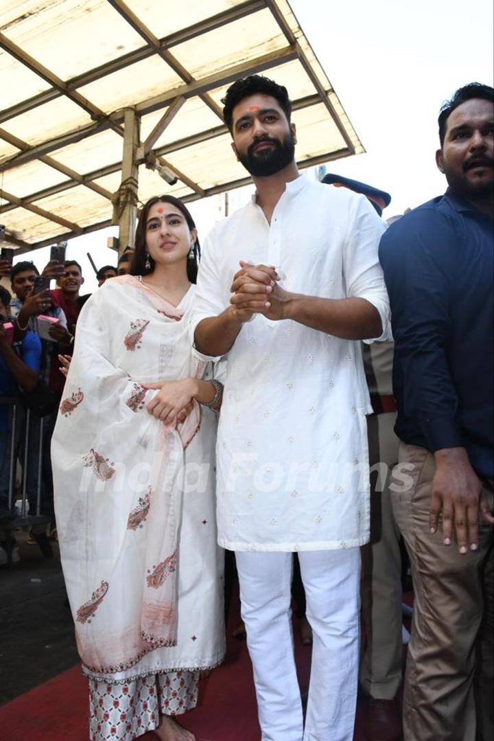 Vicky Kaushal and Sara Ali Khan visit Siddhivinayak Temple to seek blessing 