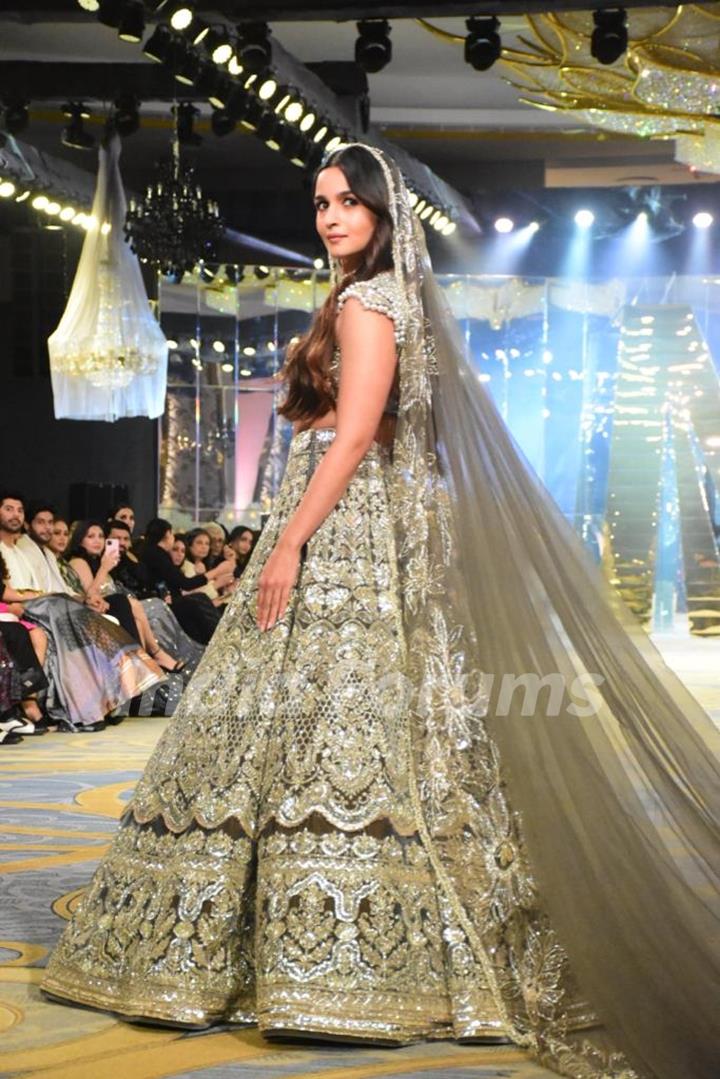 Ankita Lokhande ditches bridal red for gold Manish Malhotra lehenga on  wedding | Fashion Trends - Hindustan Times