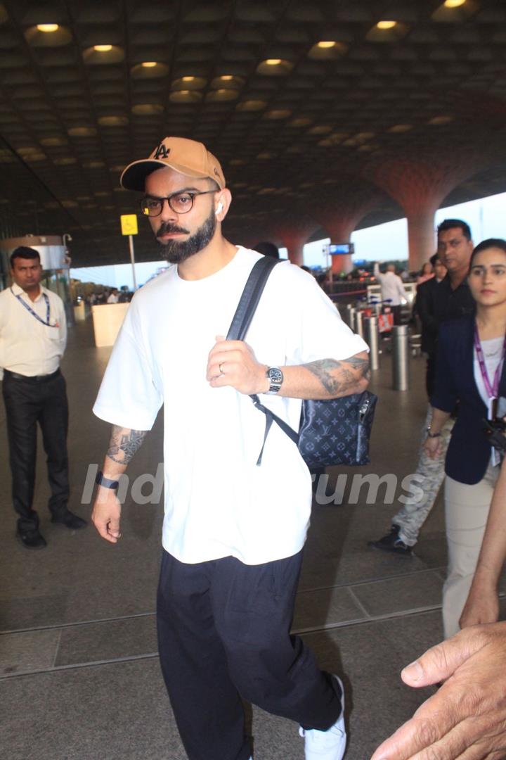 Virat Kohli snapped at the Mumbai airport 