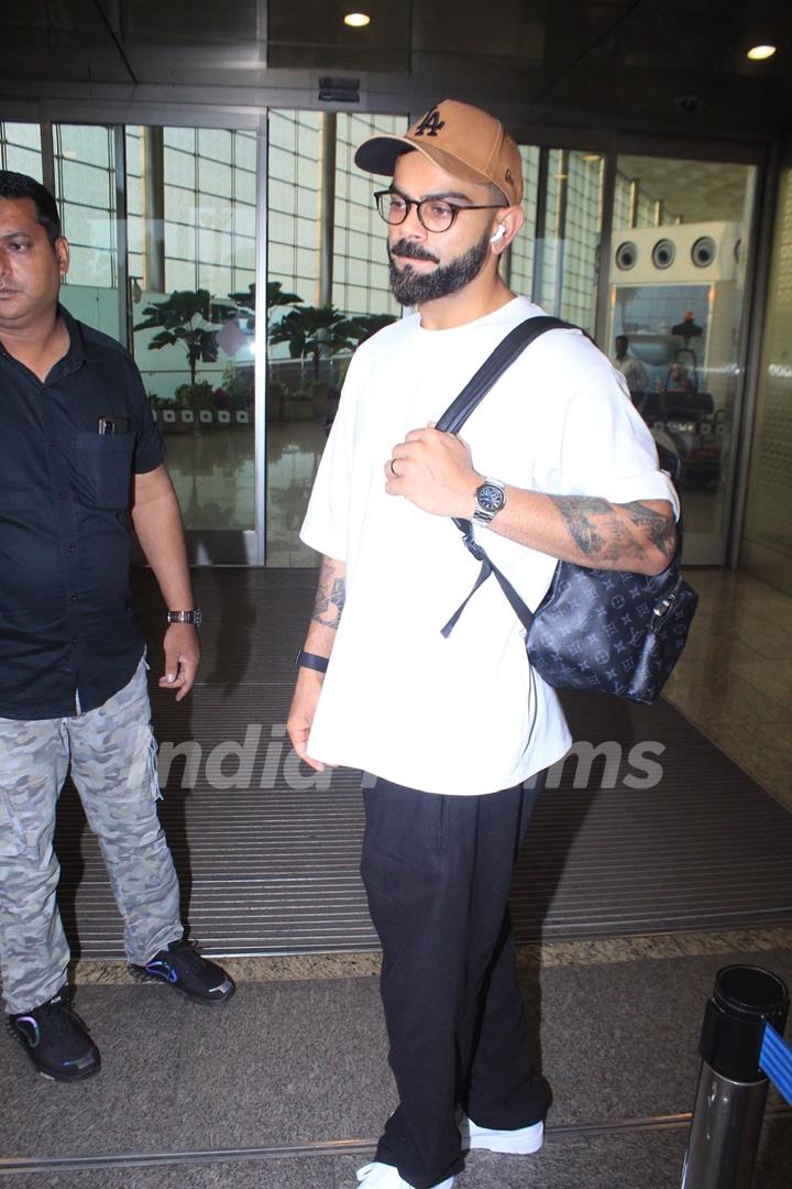 Virat Kohli snapped at the Mumbai airport 